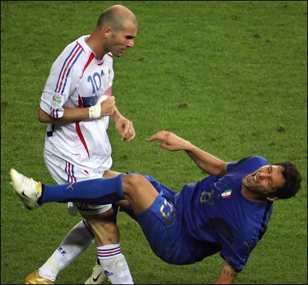 Le coup tr&egrave;s puissant de Zidane contre Mat&eacute;razzi